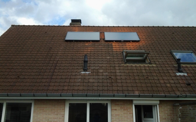 Wevelgem - zonnepanelen  opbouw zonneboiler Bulex Helioset 250L